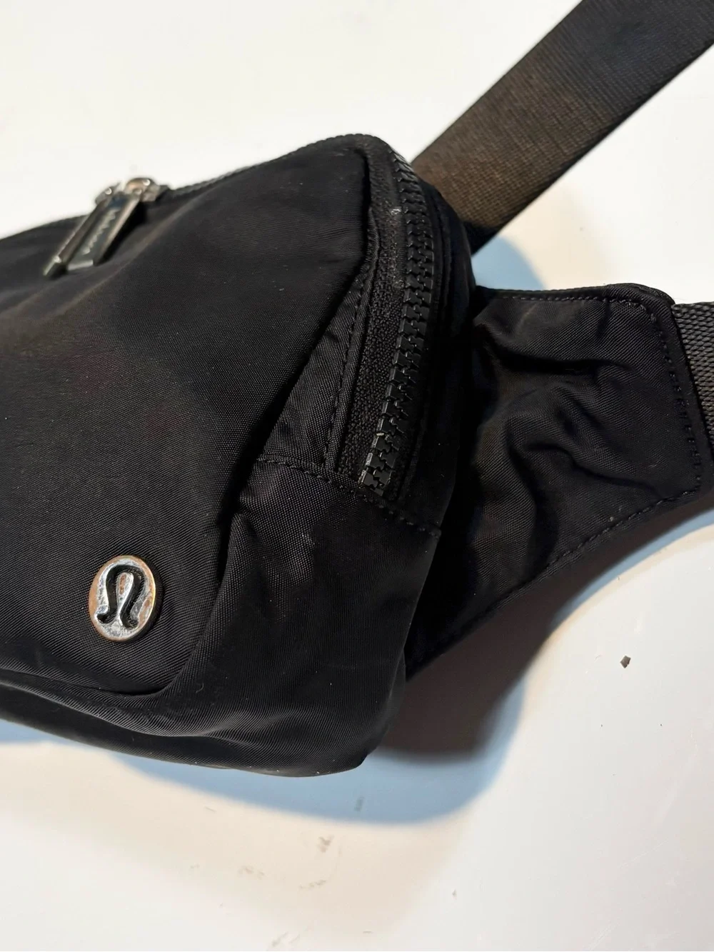lululemon Everywhere Belt Bag 1L features a durable black nylon exterior